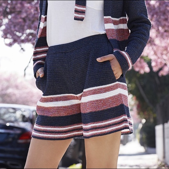 Beautiful Chanel shorts with white and purple stripes - Picture 2 of 11